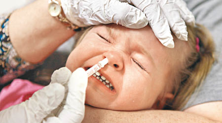 醫護人員為兒童接種流感疫苗。