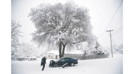希臘多處大雪，有汽車被困雪地。（美聯社圖片）
