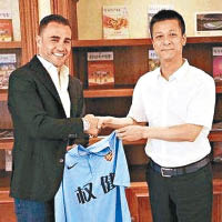 束昱輝（右）曾聘意大利前國腳簡拿華路（左）任天津權健足球隊教練。