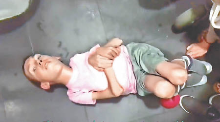 伯考躺在滿是紙巾和尿液的地板。（互聯網圖片）