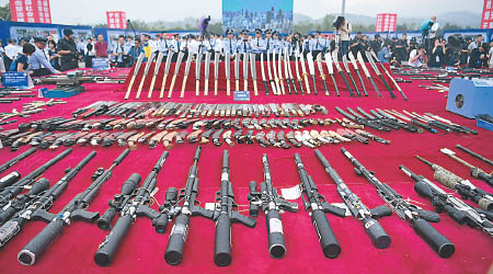 重慶警方展示繳獲的槍枝和管制刀具。（互聯網圖片）