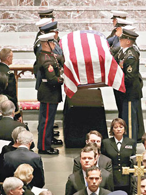老布殊的國葬令歐盟得知被美國調低外交地位。（美聯社圖片）