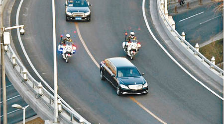 金正恩專車全程有警員護送。（互聯網圖片）