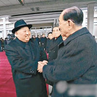 金正恩啟程前，與北韓最高人民會議常任委員長金永南（右）握手道別。