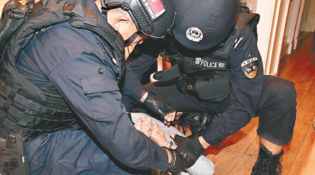 廣東警方公布拘捕涉黑疑犯現場。（互聯網圖片）