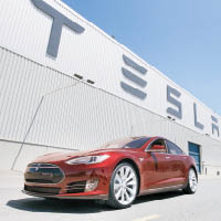 原告指Tesla Model S的電池組有問題。（美聯社圖片）