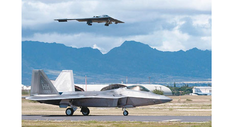 B-2（上）飛抵夏威夷，下方是F-22。（美國空軍圖片）