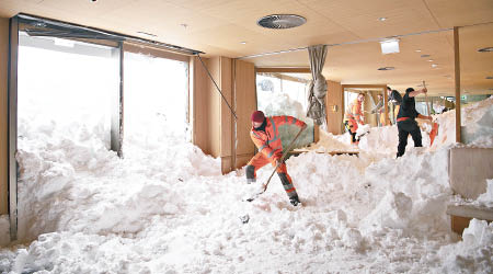 餐廳工人清理湧入的大雪。（美聯社圖片）