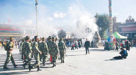 西藏街頭常有武警巡邏。（互聯網圖片）