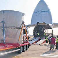 工作人員把濃縮鈾移上運輸機。（互聯網圖片）