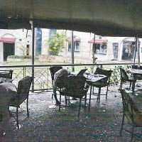 餐廳遭到亂槍掃射，有人伏屍桌上。（美聯社圖片）