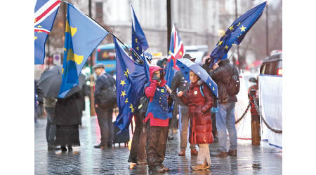 倫敦有親歐派民眾示威。（美聯社圖片）