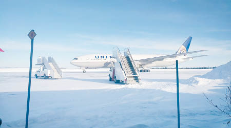 客機停在鵝灣機場。（互聯網圖片）