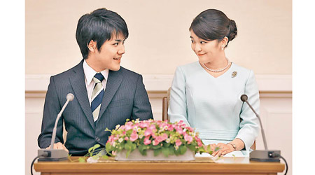 小室圭（左）與真子公主（右）的婚期備受關注。（美聯社圖片）