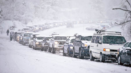 受風雪影響，鹽湖城出現長長的車龍。（美聯社圖片）