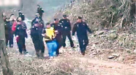 身穿黃衣的魏男已被警方拘捕。