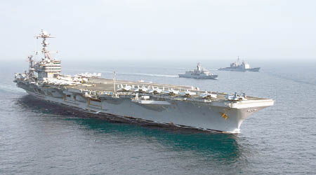 斯滕尼斯號（左）率領多艘軍艦在波斯灣演習。（美國海軍圖片）