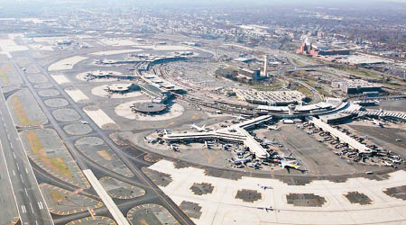 紐瓦克機場遭無人機入侵。（互聯網圖片）