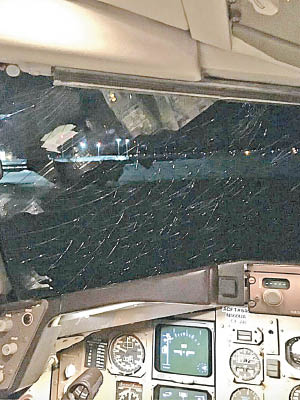 駕駛艙玻璃窗破裂，險釀意外。