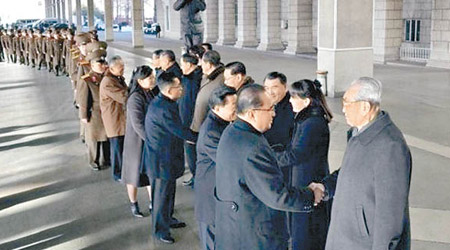 北韓藝術團出發訪華，多名官員送行。