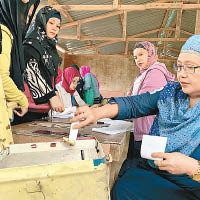 一名回教婦女參與公投。（美聯社圖片）