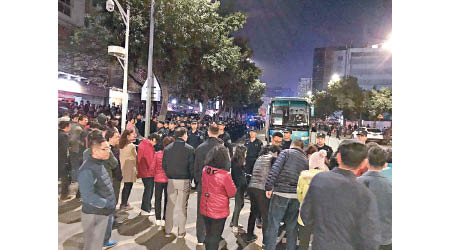 大批民眾上街示威，並阻止可疑巴士離去。（互聯網圖片）