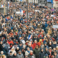紅頸巾示威者在巴黎遊行表達訴求。