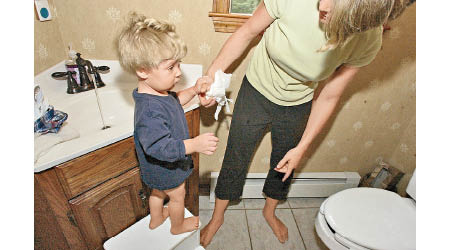 不少家庭常因輪流使用廁所的問題而煩惱。（美聯社圖片）