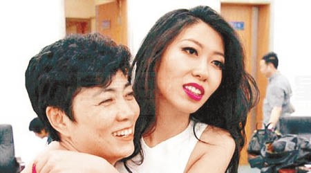 女歌手曲婉婷（右）多年前與母張明杰合照。