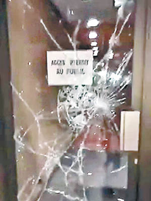 示威者打破大使館的玻璃門。（互聯網圖片）
