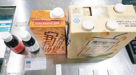 男旅客用紙包飲品盒藏咳藥水。