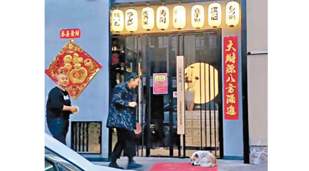 商家只可在店舖的窗內外等位置張貼春聯。（互聯網圖片）