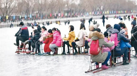 北京什剎海冰場每年都有大批遊客體驗坐雪橇滑冰。（互聯網圖片）
