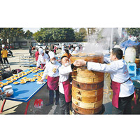 四川<br>有團體舉辦新年聚餐，廚師忙於準備食物。（中新社圖片）