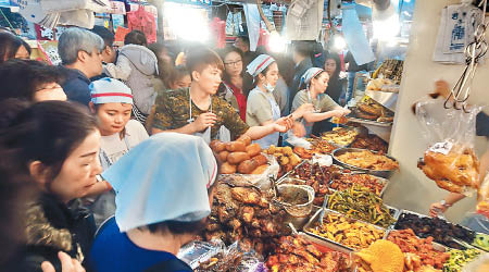 台北<br>熟食檔擠滿採購人潮。（互聯網圖片）