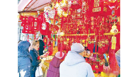 美國華埠不少人購買新年裝飾。（互聯網圖片）