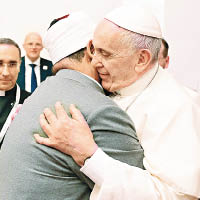 塔伊布（左）與教宗方濟各擁抱。
