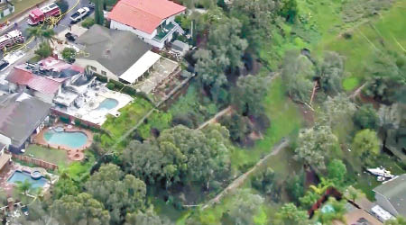 從高空可見住宅的損毀情況。（互聯網圖片）