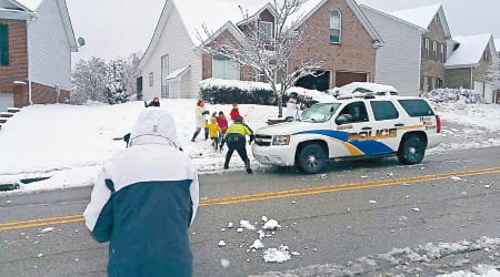警察與一班小童一起打雪仗。（互聯網圖片）