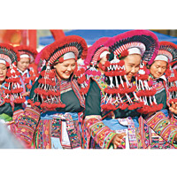 雲南<br>雲南彝族民眾身穿傳統服飾表演節目。（中新社圖片）