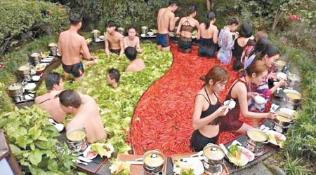 杭州一間溫泉酒店推出巨型鴛鴦火鍋溫泉。（互聯網圖片）