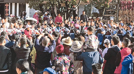 遊客擠滿麗江古城。（互聯網圖片）
