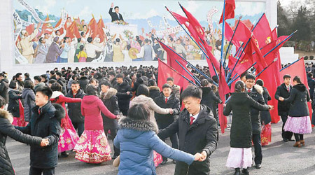 平壤市民跳舞慶祝建軍節。（美聯社圖片）
