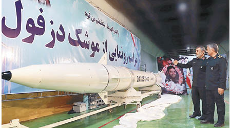 伊朗革命衞隊試射新版迪茲富勒彈道導彈。（美聯社圖片）
