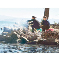 遊客在洱海湖邊圍起石堆燒烤及煮食。（互聯網圖片）