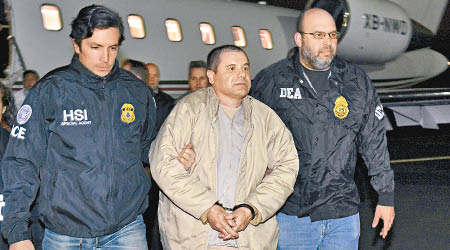 古茲曼（中）被引渡到美國受審。（美聯社圖片）