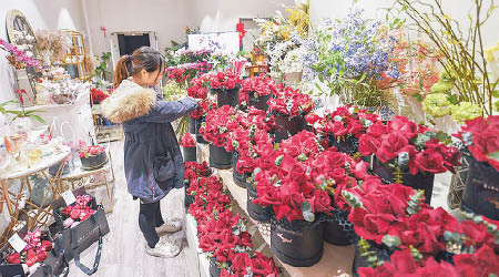 西安一間花店職員整理已預訂的情人節鮮花。（互聯網圖片）