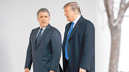 特朗普（右）與杜克（左）在白宮討論委內瑞拉危機。（美聯社圖片）