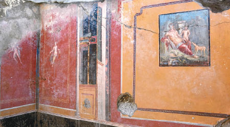 該幅納西瑟斯壁畫在古城一間住宅已倒塌的中庭發現。（美聯社圖片）