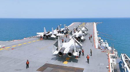 台海局勢日趨緊張，中國海軍航母編隊展開對抗實練。（中新社圖片）